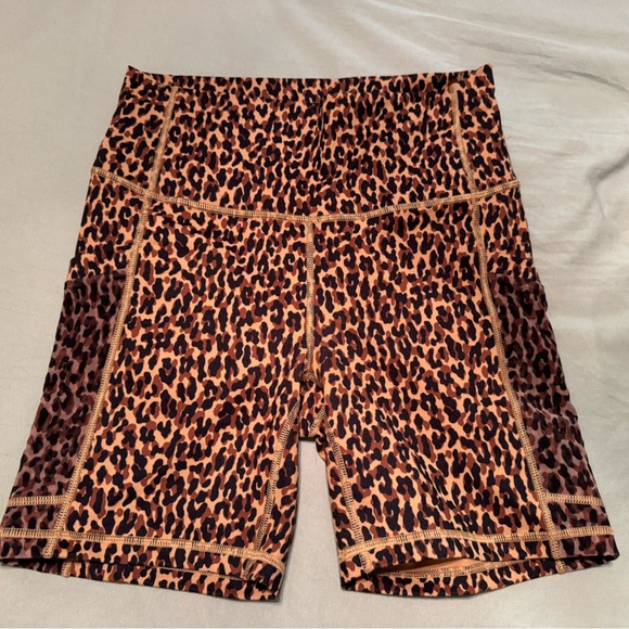 Fabletics On-The-Go PowerHold High-Waisted 6'' Short Cheetah Print - Picture 1 of 5